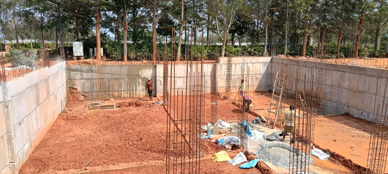 Column starter bars and RCC retaining wall construction